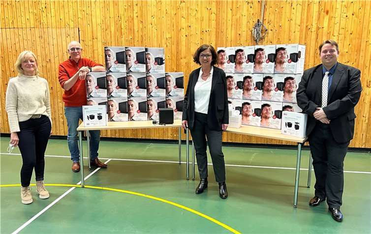 Die Verallia Deutschland AG unterstützt die Katharina-Kasper-Schule mit 40.000 Euro. Von dem Geld wurden insgesamt 27 Luftreinigungsgeräte angeschafft. Zudem soll in der Turnhalle demnächst noch eine Boulderwand zum Klettern installiert werden. Bei der Spendenübergabe freuten sich: (v.li.) Pia Hannappel, Stellvertretende Schulleiterin und Vorstandsmitglied im Förderverein, Schulleiter Volker Vieregg, Andrea Berger, Abteilungsleiterin Behindertenhilfe „Wohnen, Assistenz und Bildung“ beim Caritasverband Westerwald-Rhein-Lahn, sowie Michael Breuer, Werkleiter der Verallia Deutschland AG in Wirges.Foto: privat