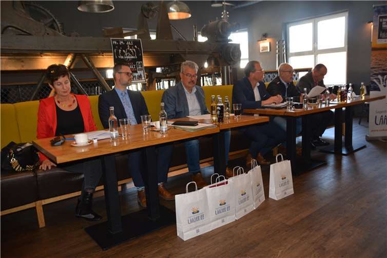 Die Veranstalter der 15. Nacht der Vulkane stellten das Programm vor (von links): Elisabeth Görgen (1. Beigeordnete VG Pellenz), Philipp Lohse (Geschäftsführer der Abtei Maria Laach), Detlev Leersch (OB Nickenich), Hans Peter Ammel (OB Mendig), Jörg Lempertz (Bürgermeister VG Mendig), Johannes Bell (Bürgermeister (VG Brohltal)