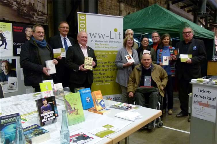Die Veranstalter der Westerwälder Literaturtage präsentieren zusammen mit Staatssekretär Walter Schumacher, Landrat Michael Lieber, Landrat Rainer Kaul und Bürgermeister Michael Wagener das Programm vor. privat