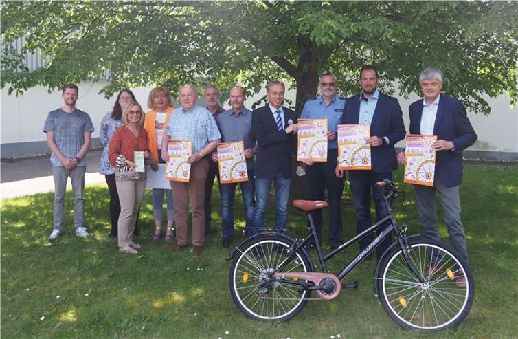 Die Veranstalter freuen sich auf das Comeback des gemeinsamen Raderlebnistags: (von rechts): Klaus Müller, Manuel Seiler, Martin Velten, Michael Merz, Günther Breuer, Stefan Groß (Neuwied), Bernhard Wiemer, Marion Meuer (Selters), Margret Heinrich (Bendorf), Celina Weinert (Dierdorf) und Thomas Siry (Selters).  Foto: Stadt Bendorf