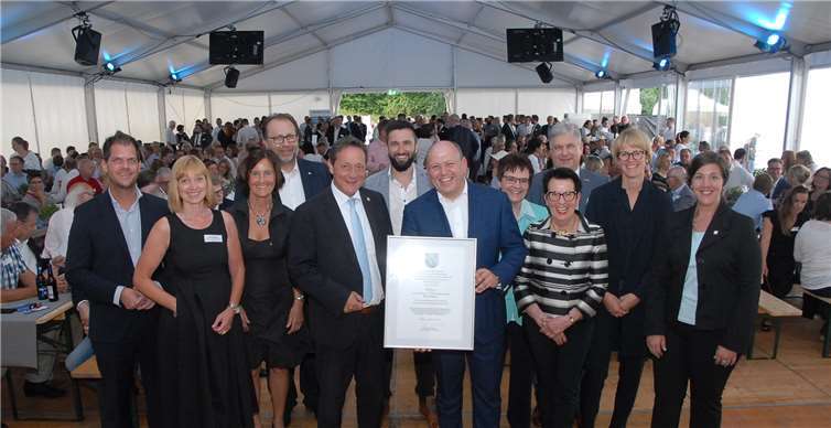 Die Veranstalter mit Landrat Achim Schwickert und Hausherr Alexander Manns (vorne Mitte) freuten sich über das rege Interesse der Unternehmer aus dem Westerwaldkreis an dem großen Jahrestreffen. Dem Gastgeber, der Firma Blum, wurde eine Dankesurkunde überreicht. KER