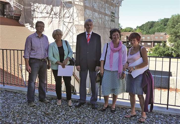Die Veranstalter präsentieren gemeinsam das Programm der Lichtinstallationen feuerWERKen mit Ingo Bracke auf dem Denkmalareal Sayner Hütte. (v.r.n.l.) Dr. Liselotte Sauer-Kaulbach (künstlerische Leitung), Barbara Friedhofen (Leiterin des Rheinischen Eisenkunstguss-Museums), Bürgermeister Michael Syré, Rehlinde Glöckner und Werner Prümm Geschäftsführer (Stiftung Sayner Hütte).Privat