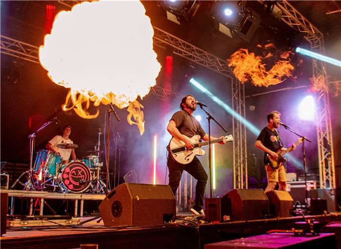 Die Veranstalter setzen wieder auf das bewährte Konzept und geben „Tribute Bands“ wie Blink182Tribute reichlich Zeit auf den Bühnen.  Foto: Blink 182 Trbute