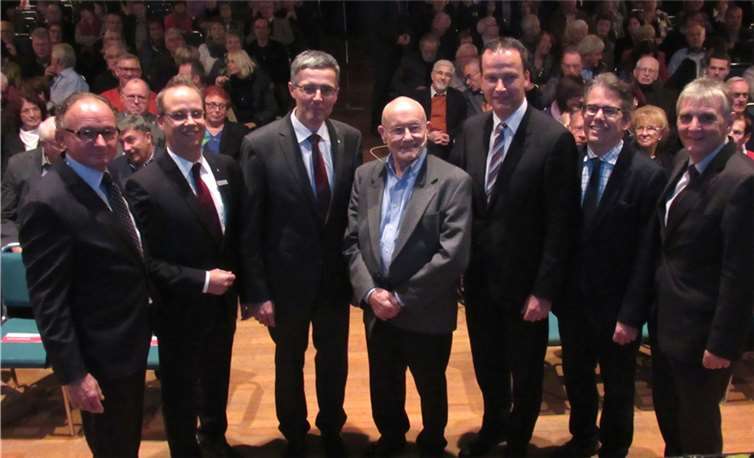 Die Veranstalter und ihr Gast: Oberbürgermeister Achim Hütten, Jochen Siewert, Karl-Josef Esch (KSK Mayen), Rüdiger Nehberg, Christoph Weitzel (KSK Mayen), Christian Heller (Andernach.net) und Bürgermeister Claus Peitz. Landrat Dr. Alexander Saftig traf erst später ein. MKA