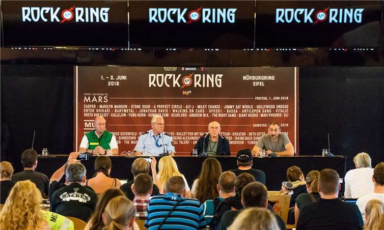 Die Veranstalter von Rock am Ring, Marek (2. v.r.) und André Lieberberg (re.) geben mit dem Sprecher des Roten Kreuzes und dem zuständigen Polizeidirektor eine gemeinsame Pressekonferenz zum Verlauf des Festivals. www.axellivepictures.de