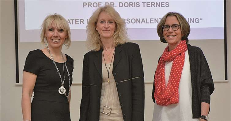 Die Veranstalterinnen Sabine Parker und Monika Öttl-Pabs mit Prof. Dr. Doris Ternes. privat