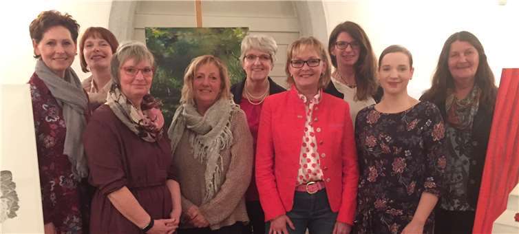 Die Veranstalterinnen des Arbeitskreises 8. März im Westerwaldkreis mit den Akteurinnen des Abends: Nina Engel (VG-Gleichstellungsbeauftragte Westerburg), Silke Hanusch (VG-Gleichstellungsbeauftragte Hachenburg), Beate Ullwer (Gleichstellungsbeauftragte des Westerwaldkreises), Marlies Donnhauser (Frauenhaus Westerwald), Gabi Weber (dgb Region Koblenz), Konni Kaiser (Frauenzentrum Beginenhof), Claudia Wienand (Präventionsbüro Ronja), Anne Wizorek und Theresia Müller-Kunz. Pressestelle der Kreisverwaltung