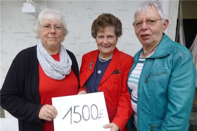 Die Veranstalterinnen des Basars sind stolz auf die erlöste Summe. Privat
