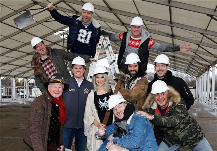 Die Veranstaltung Original Kölner HüttenGaudi feiert 10. Geburtstag. Beim Aufbau des Zeltes auf dem Festplatz am Südstadion waren die Gruppe voXXclub, Mini Marille (Werner Bayer), Veranstalter Christoph Damaschke, Torben Klein, Sasal aus Tirol und Tim Toupet mit von der Partie. Foto: Daniela Decker