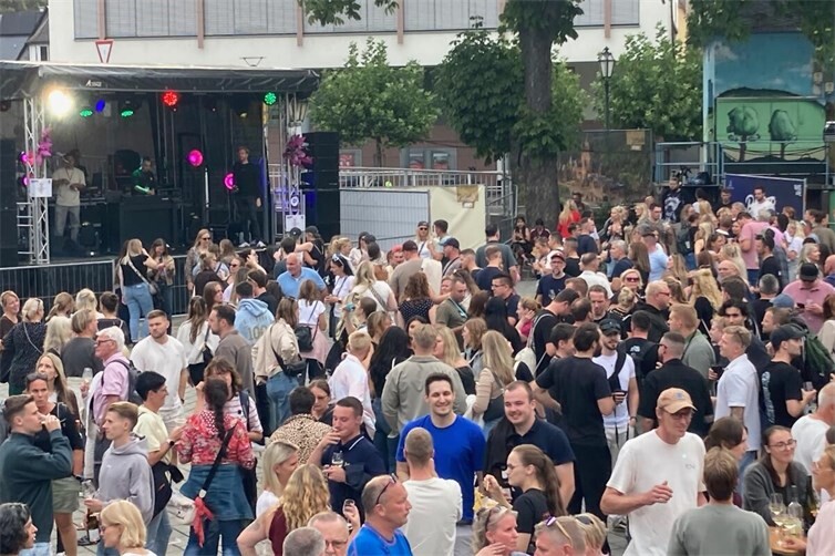 Die Veranstaltung „Wine & Beats“ lockte am Samstag viele Hundert junge und junggebliebene Wein- und Musikfreunde.