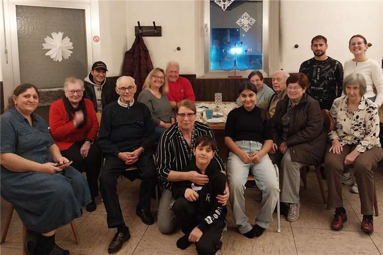 Heimleiterin Corinne Molitor-Kleusch organisierte Gelegenheit für Begegnung und Austausch Die Veranstaltung bot eine vorweihnachtlich inspirierte Gelegenheit für Begegnungen, Austausch und das gegenseitige Kennenlernen. Foto: Udo Hartmann