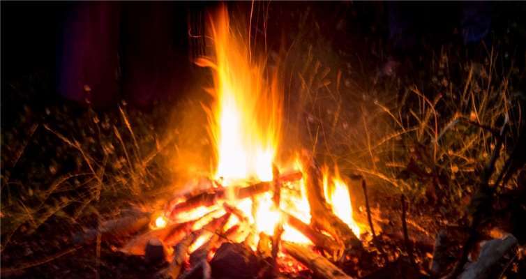 Die Veranstaltung endet mit einem Feuer an der Dedenbacher Hütte. Wolfgang Hamacher