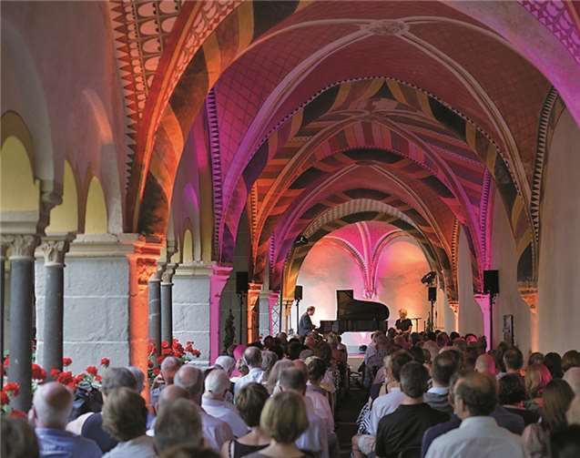 Die Veranstaltung in der Sayner Abtei zog trotz heißer Temperaturen viele Besucher an. AND