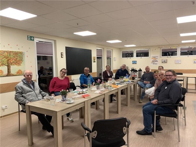 Die Veranstaltung wurde im Rahmen der Arbeit der Psychosozialen Arbeitsgemeinschaft (PSAG) durchgeführt und erhielt finanzielle sowie organisatorische Unterstützung der Kreisverwaltung Neuwied. Durch den Abend führten Sarah Berens und Julia Bröhling-Kusterer, unterstützt von Ralf Piesack. Die ASD-Tagespflege „Im Rosengarten“ in Linz bot dazu einen freundlichen und einladenden Rahmen.  Foto: Verena Bruchof / Kreisverwaltung Neuwied