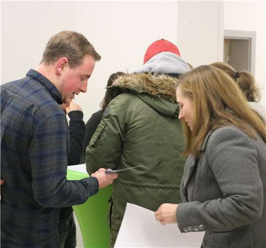 Die Veranstaltung wurde von Einigen genutzt, um persönlichen Kontakt herzustellen und Anmeldeformulare direkt mitzunehmen.Foto: LFR