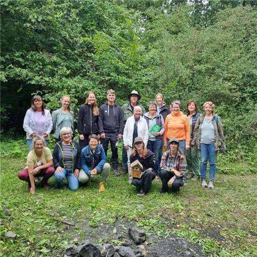 Die Veranstaltungsteilnehmer mit der Referentin Helga Mintenig (2. v.r.) und dem Vorsitzenden des OGV Ochtendung Michael Weber (mit Hut).  Foto: Alois Oster