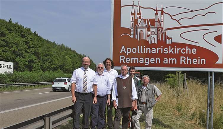 Die Verantwortlichen an der neuen Beschilderung an der A 61.privat