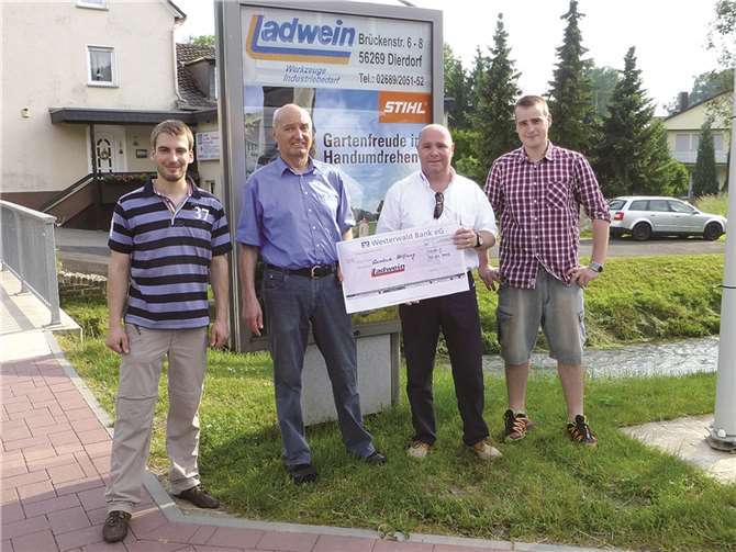 Die Verantwortlichen bei der Firma Ladwein freuen sich, die Gundlach-Stiftung mit einer beachtlichen Summe aus ihrer Tombola zu unterstützen (v.l. Verkaufsberater Mirko Milad, Inhaber Manfred Ladwein, Stiftungsvorstand Heiko Marmé, Verkaufsberater und Werbeleiter René Brunoni).privat