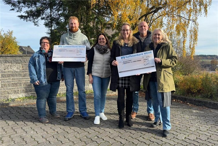 Die Verantwortlichen bei der Scheckübergabe mit Mitgliedern der beiden Fördervereine. Fotos: privat