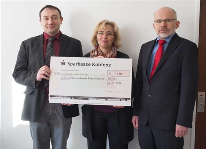 Die Verantwortlichen bei der Übergabe des Schecks.privat