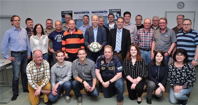 Die Verantwortlichen, das Orga-Team und die Mitarbeiter hatten Mike Pickel, FIFA-Assistent und Liga-Schiedsrichter, in ihre Mitte genommen.Fotos: -BS-