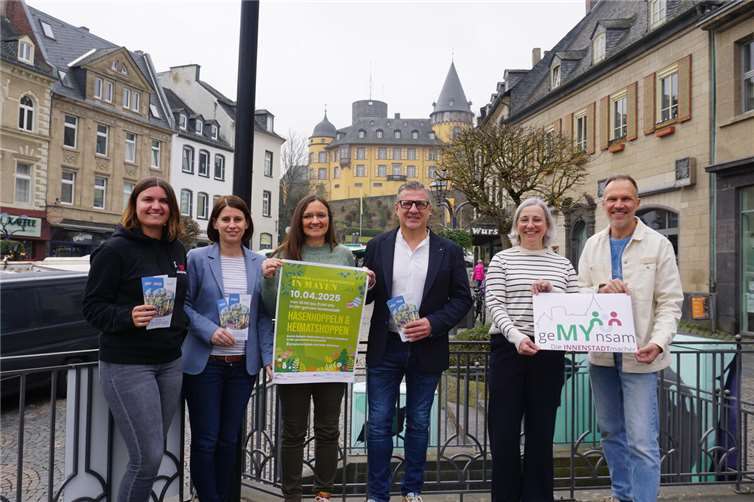 Die Verantwortlichen der Brückengemeinschaft präsentieren das neue Logo der Arbeitsgemeinschaft und das Plakat zum Osterfest: (v.l.) Julia Judt, Christina Wolff, Ayla Rozera, Jürgen Nett, Martina Conrad und Guido Braun.  Fotos: HIL