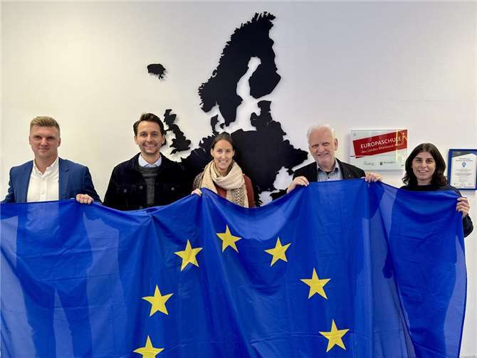 Die Verantwortlichen der Europa AG (von links) Kai Zimmermann, Pascal Klewe (Koordinator Europa AG), Ann-Kristin Franken und Tina Busa freuen sich mit Schulleiter Dr. Klaus Müller (2. von rechts) über die erfolgreiche Rezertifizierung.  Foto:Guido Höfer