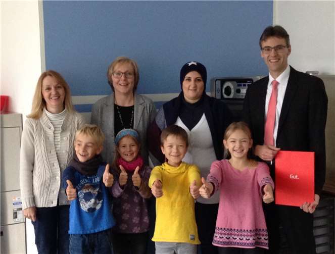 Die Verantwortlichen der Grundschule und des Fördervereins freuen sich gemeinsam mit Thomas Schirmer (rechts), Leiter der KSK-Geschäftsstelle in Oberwinter, über den neuen Heißluftofen.privat