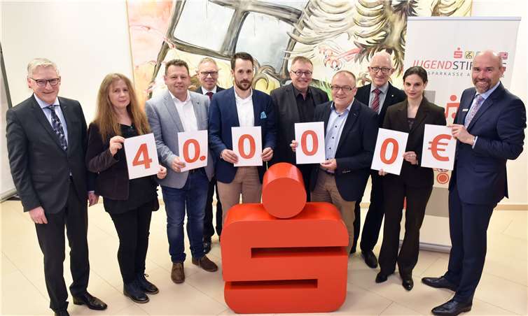 Die Verantwortlichen der Jugendstiftung sind überzeugt, mit der Spende der Kreissparkasse Ahrweiler viele gute Projekte für die Jugendlichen im Kreis Ahrweiler unterstützen zu können.Foto: Kreissparkasse Ahrweiler