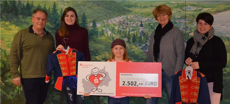 Die Verantwortlichen der KG Bad Breisig freuen sich über den Spendenscheck der Kreissparkasse. Foto: privat