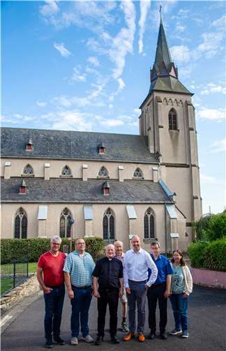 Die Verantwortlichen der Kirchengemeinde Müllenbach und des Fördervereins der Kirche St. Hubertus sind fest entschlossen, die Dachflächen des ortsprägenden Kirchengebäudes zu erneuern. Auch der zuständige Pfarrer Michael Wilhelm (3. von links) hilft bei der Einsammlung der Spenden mit.  Foto: Michael Schweitzer