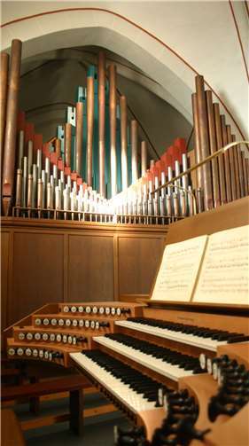 Die Verantwortlichen der Pfarreiengemeinschaft Bendorf hoffen, dass die Orgel der Medarduskirche schon bald wieder zur Marktmusik zum Abendläuten erklingen darf. Foto: privat
