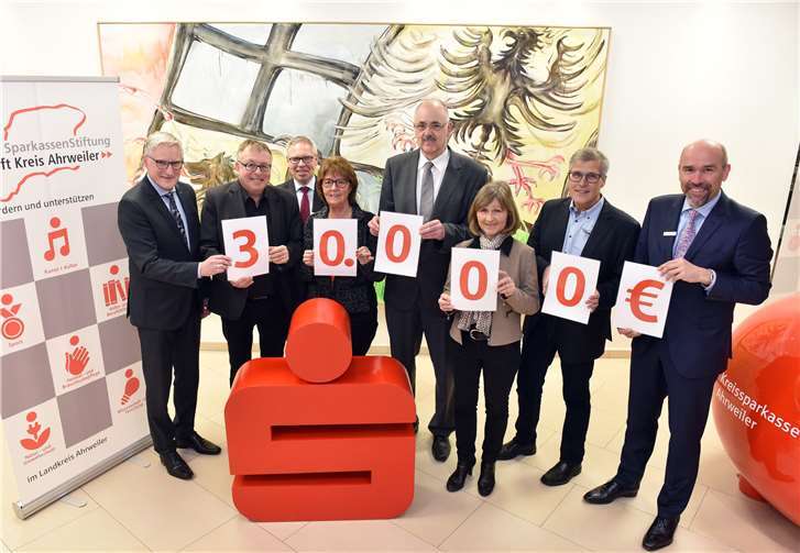 Die Verantwortlichen der Stiftung „Zukunft Kreis Ahrweiler“ sind überzeugt, mit der Spende der Kreissparkasse Ahrweiler viele gute Projekte für das Gemeinwohl im Landkreis Ahrweiler unterstützen zu können. Foto: Kreissparkasse Ahrweiler