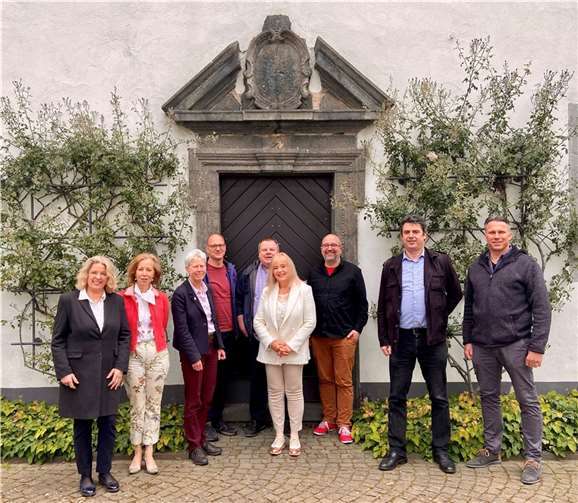 Die Verantwortlichen der städtischen Kultur- und Bildungseinrichtungen freuen sich mit Dr. Margit Theis-Scholz (6. v. re.) auf junges Publikum. Foto: Stadtverwaltung Koblenz/Martin Düpper
