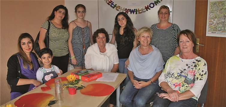 Die Verantwortlichen des Café International in Bendorf mit Gästen. privat
