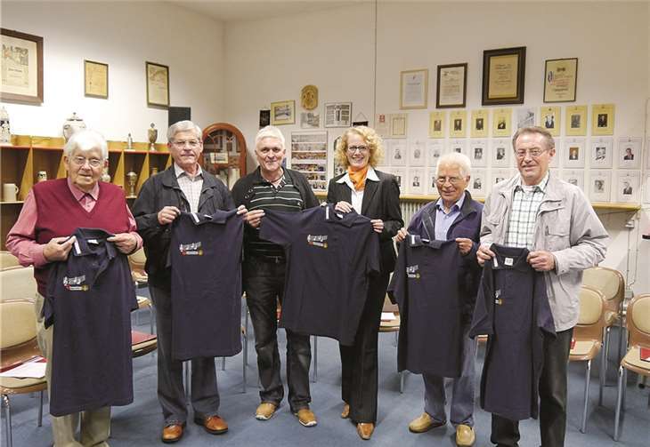 Die Verantwortlichen des Männergesangvereins (v.l.) Peter Rech, Rudi Kray, Wolfgang Herz, Alois Pung und Erich Schuth präsentieren Ute Liesenfeld, Vertriebsleitung der Volksbank Mülheim-Kärlich, die Neuanschaffung.  privat