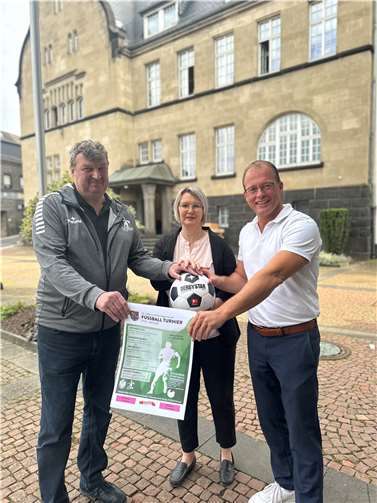 Die Verantwortlichen des Turniers (v. l.) Harald Heinemann (SG Eintracht Mendig), Michaela Klapperich (Vulkan Hopfensport) und Jörg Lempertz (Verbandsbürgermeister).  Foto: privat