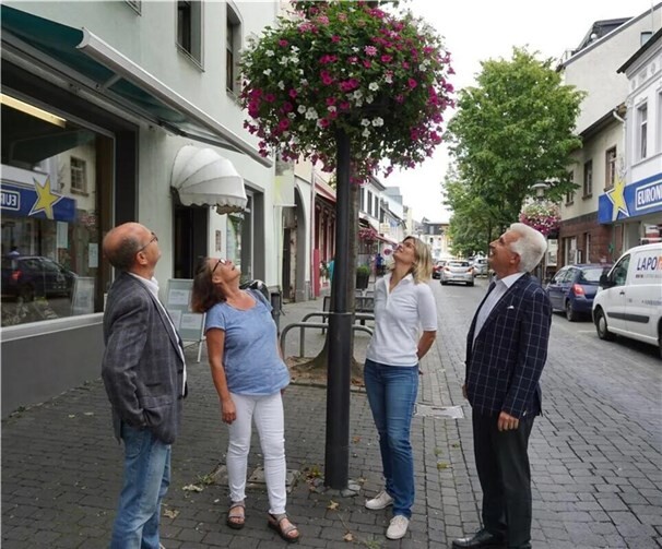Die Verantwortlichen freuen sich über die florale Pracht. Foto: ROB