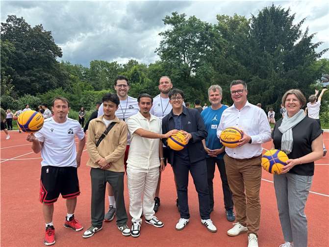 Die Verantwortlichen freuten sich bei der Eröffnung über den neuen Streetballplatz.  Fotos: Ulf Steffenfauseweh/Stadt Neuwied