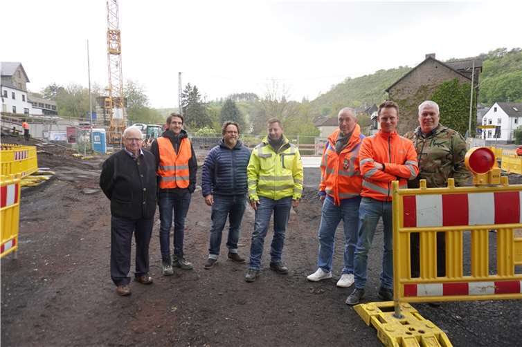 Die Verantwortlichen für die Baumaßnahme (v.l.): Klaus Rick, Florian Göbel, Jens Heckenbach, Sebastian Breitbach, Rudolf Dehren, Robin Erfurt und Ortsbürgermeister Walter Schneider.