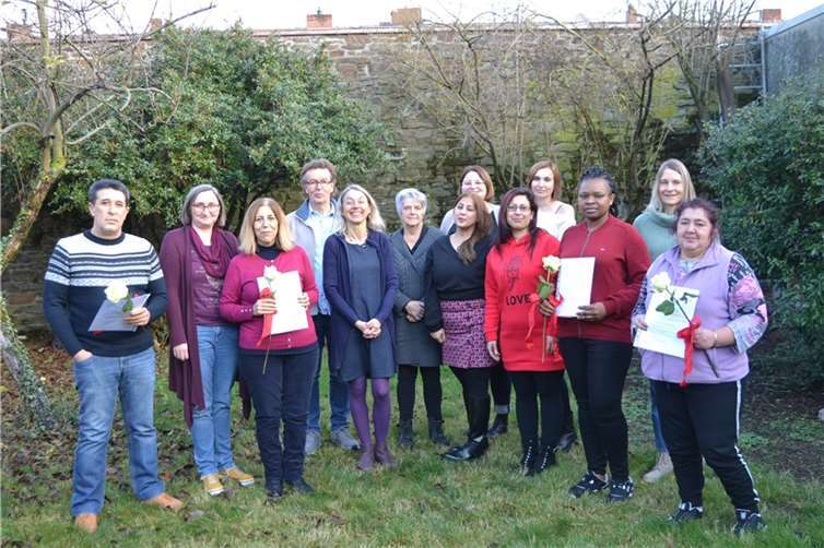 Die Verantwortlichen gratulierten den Teilnehmerinnen und Teilnehmern zum erfolgreichen Abschluss. Foto: Eberhard Thomas Müller