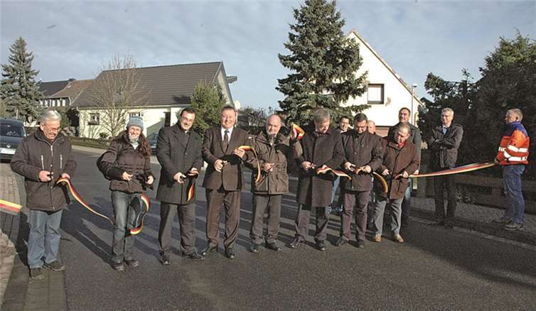 Die Verantwortlichen konnten gleich zwei Kreisstraßen in Berg für den Verkehr freigeben.UM