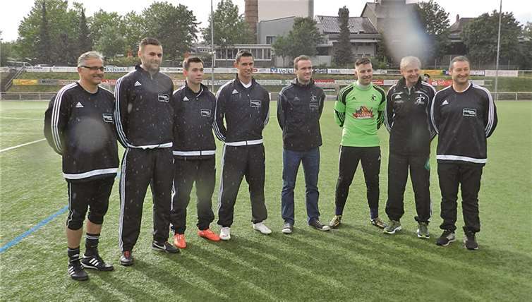 Gute Leistung gegen Salmrohr Die Verantwortlichen mit den Neuzugängen (von links): Thomas Brühl (Trainer), Alexej Eberhardt (SpVgg Burgbrohl), Alexander Court (eigene Jugend), Yannick Distelrath (SpVgg Burgbrohl), Tobias Bauer (FSV Salmrohr), Luca Beck (Spvgg Wirges), Frank Schmitz (Sportlicher Leiter) und Erkan Göktepeli (Trainer).privat