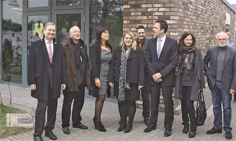 Die Verantwortlichen um Rektorin Patricia Schon-Ohnesorge und VG-Chef Karsten Fehr freuten sich bei der Einweihung der Mensa für die Rheinbreitbacher Gebrüder-Grimm-Ganztagsgrundschule. DL