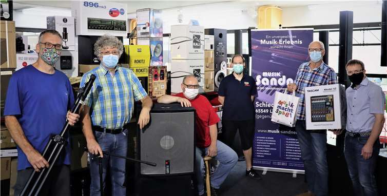 Die Verantwortlichen und Techniker der Kleinkunstbühne Mons Tabor sind stolz auf die neue Bühnentechnik – hier bei der Übergabe in den Räumen des Musikhauses Sandner in Limburg. Foto: privat