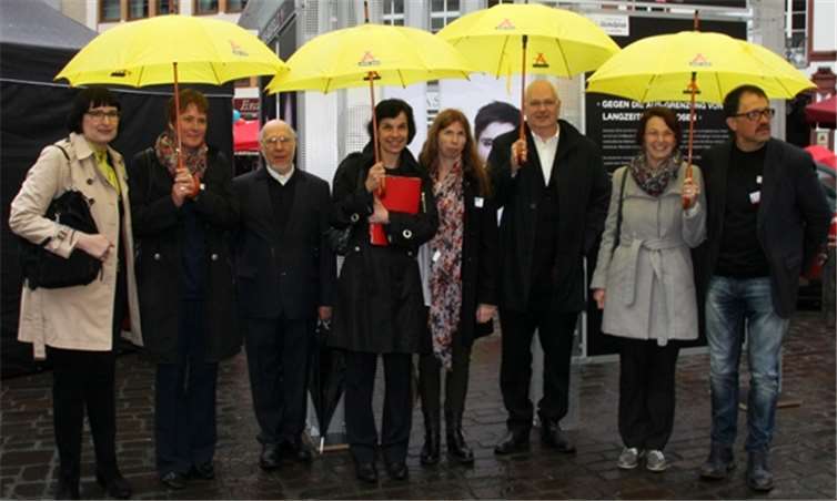 Die Verantwortlichen und ihre Gäste plädieren für eine verbesserte Arbeitsmarktpolitik (v.l.n.r.): Anette Moesta (Vorsitzende Caritasverband Koblenz), Martina Best-Liesenfeld (Direktorin Caritasverband Koblenz), Pater Wolfgang Nick (Arnsteiner Patres), Diözesan-Caritasdirektorin Dr. Birgit Kugel, Martina Messan (Referentin Diözesan-Caritasverband), Prof. Stefan Sell (Hochschule Koblenz), Andrea Steyven (Aktion Arbeit) und Hermann Trapp (Geschäftsführer CarMen).privat