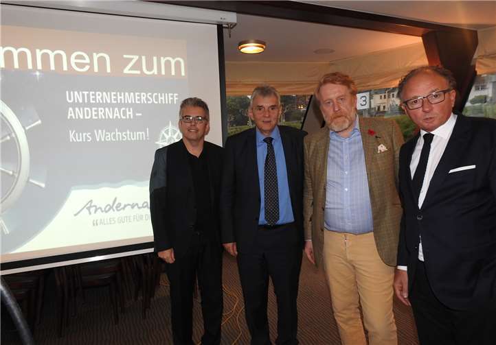 Die Verantwortlichen (von links) Christian Heller, Bürgermeister Claus Peitz, Moritz Freiherr Knigge und Oberbürgermeister Achim Hütten freuten sich über den gelungenen Abend. Fotos: wamfo.de