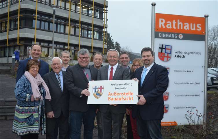 Die Verbandsgemeinde Asbach erhält eine Außenstelle der unteren Bauaufsichtsbehörde des Landkreises Neuwied. Dies teilten Landrat Achim Hallerbach und der beim Kreis zuständige Baudezernent, der 1. Kreisbeigeordnete Michael Mahlert sowie Verbandsgemeindebürgermeister Michael Christ mit. Das Foto zeigt in vorderer Reihe von rechts nach links: Bürgermeister Michael Christ, Landrat Achim Hallerbach, 1. Kreisbeigeordneter Michael Mahlert, Ortsbürgermeister Josef Rüddel und Ortbürgermeisterin Margret Wallau; von rechts nach links in hinterer Reihe: Ortsbürgermeisterin Jutta Wertenbruch, 1. Beig. der VG Asbach Konrad Peuling, Friedhelm Lorscheid und Stefan Birkenbeil / Untere Bauaufsichtsbehörde Kreisverwaltung Neuwied und André Gottschalk/Bauamtsleiter der VG Asbach.Kreisverwaltung