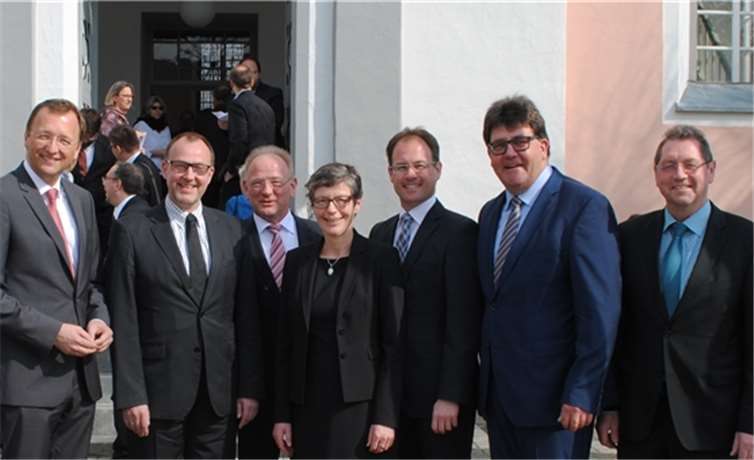Die Verbandsgemeinde-Bürgermeister boten Dekanin Renate Weigel ein konstruktives Miteinander an (v. l): Josef Oster (Bad Ems), Michael Schnatz (Diez), Harald Gemmer (Katzenelnbogen), Jens Güllering (Nastätten), Udo Rau (Nassau) und Volker Satony (Hahnstätten).? privat
