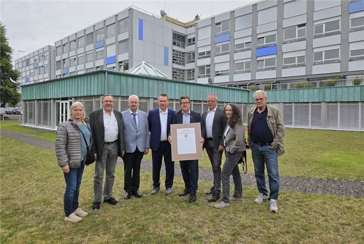 Die Verbandsgemeinde steht hinter dem Linzer Krankenhaus. V.l.n.r. Dagmar Gombert (Erste Beigeordnete Dattenberg), Norbert Rohringer (Ortsbürgermeister Vettelschoß), Willi Knopp (Ortsbürgermeister St. Katharinen), Torsten Müller (Ortsbürgermeister Ockenfels), Frank Becker (Bürgermeister der VG), Thomas Werner (Geschäftsführer des Krankenhauses), Dr. Susanne Lux (Ortsbürgermeisterin Kasbach-Ohlenberg), Michael Schneider(Beigeordneter Stadt Linz).Foto: Joscha Wölbert